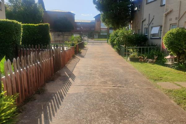 Neat and very central Duplex in Edleen 
Safe and secure complex
Very central, walking distance to shops and close to schools and main ...