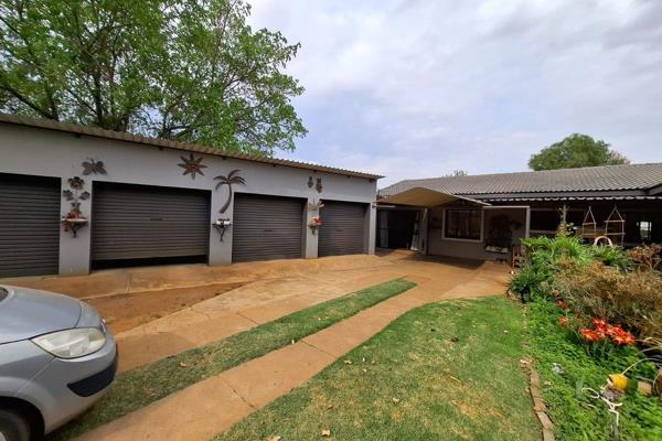 Beautiful off the grid Family home.

This amazing property offers it all. Solar power, bore hole, security, swimming pool and so much ...