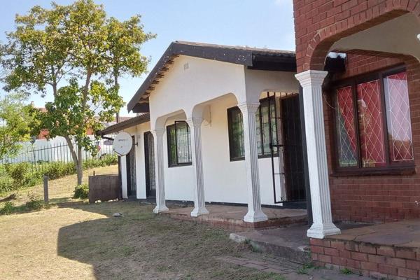 Spacious 3 beds 1 bath granny cottage. secure parking.  close to al amenenties.  on the taxi route.