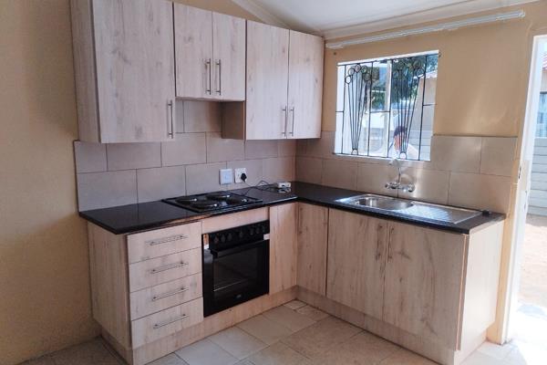 1 bedroom with ensuite bathtub/basin and toilet
Open plan lounge and a fitted kitchen with electric stove
Enough parking space

Rental ...