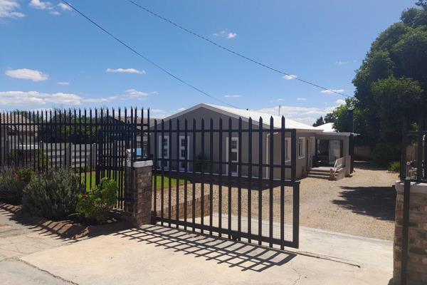 Hidden Gem!

This beautifully renovated three bedroom, two bathroom home is privately tucked away in a cul-de-sac, with lovely views ...