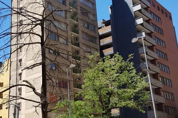 Very Spacious 2.5 bedroom penthouse flat in Hillbrow available for immediate ...