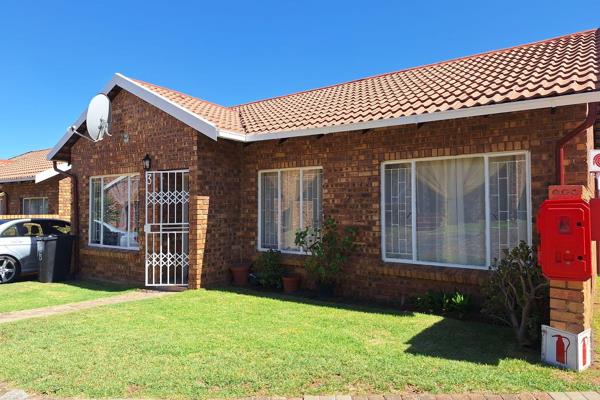 2-Bedroom Townhouse for Sale in Groblerpark, Roodepoort, 82 M2.

Looking for a secure ...