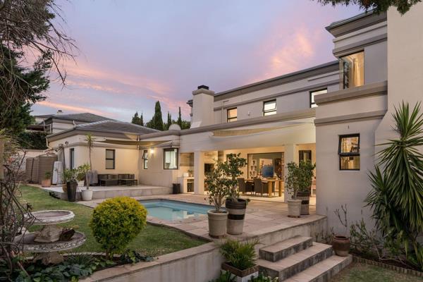 EXCLUSIVE SOLE MANDATE - Located in a small, sought-after estate, this contemporary home ...