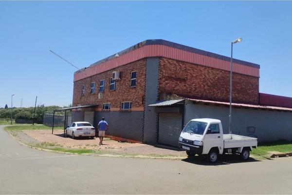 Welcome to an exceptional commercial real estate opportunity in the bustling heart of Chiawelo Ext 3, Gauteng, South Africa. This ...