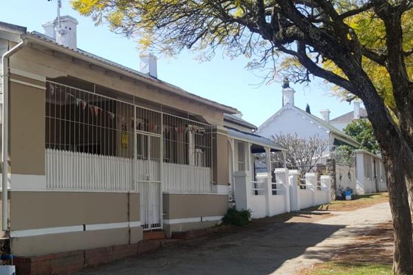 Location location location!

Two bedrooms available in 4 Bedroom house in Somerset Street - Opposite Debonairs, very close to Rhodes ...