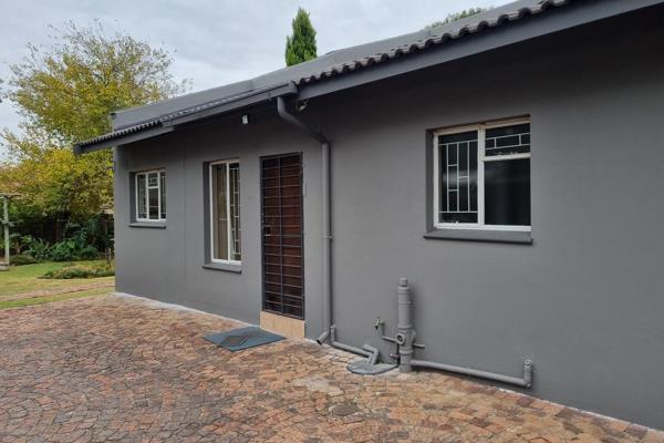 his property is extremely neat and situated in Bo Dorp close to shops and other amenities. The house has an open plan kitchen, dining ...