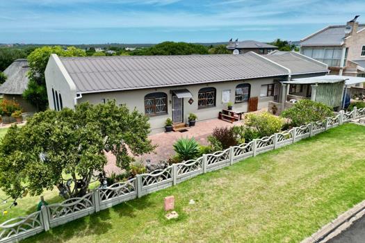 5 Bedroom House for sale in Stilbaai Wes