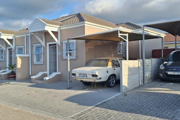 Come and view this perfect lock up and go townhouse ideal for first time home buyers or investors.
Situated in secure complex close to ...