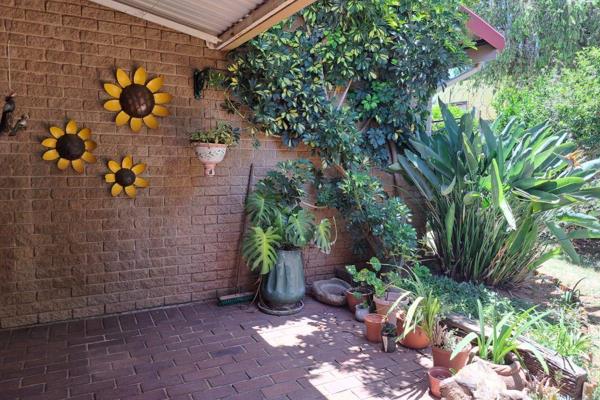 This charming townhouse is a rare find in the highly desirable Constantia Kloof neighbourhood of Johannesburg. Perfectly situated in a ...