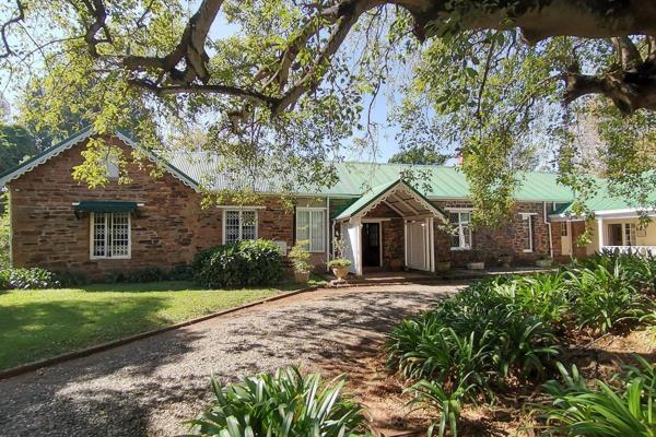 We introduce to you an old Settler homestead dating back to the 1800&#39;s, treasured and maintained in its original condition on one ...