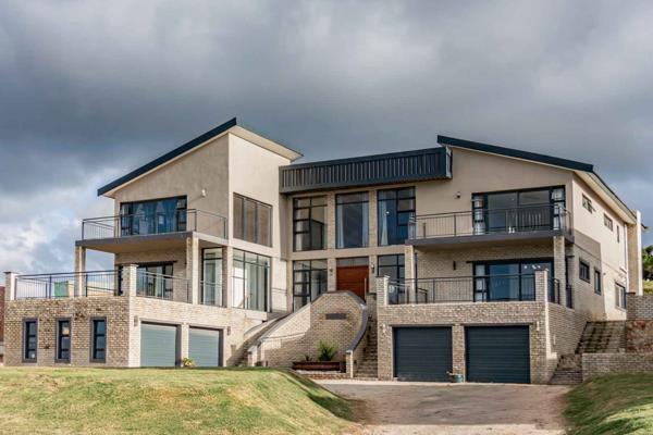 Luxury Living in Nature’s Embrace.
Royalston Wildlife Estate. Port Elizabeth
Step into a ...