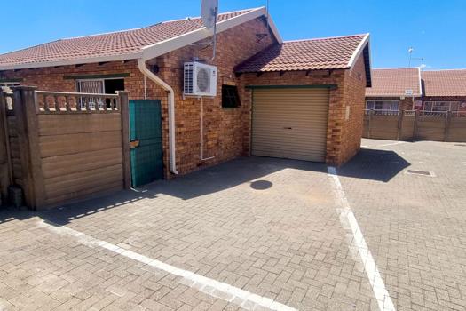 2 Bedroom Townhouse for sale in Uitsig