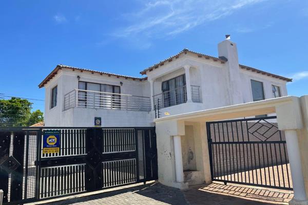 Welcome to your dream home!!! 
Presenting a double storey family home in Alveda Park. 
Upstairs: family area, designed for privacy and ...