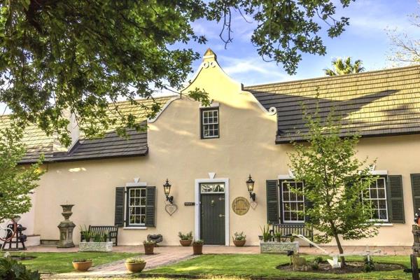 Nestled in the fertile Paarl valley at the foothills of the magnificent Klein Drakenstein Mountains, this historic estate, dating from ...