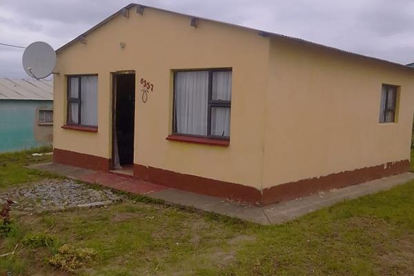 This a chance for you to start afresh on this 2 bedroom house with an open plan lounge and a kitchen. The erf is huge and the is room ...