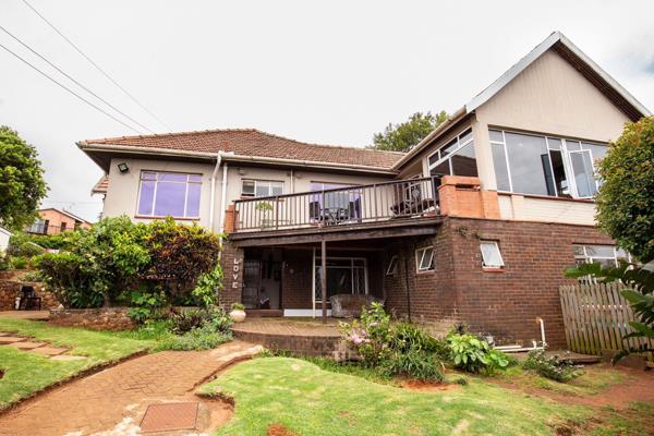 A spacious 3 bedroom family home with an attached 2 bedroom flatlet, perfect for guests, extended family or a rental income.  
Stained ...