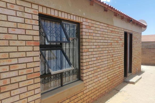 3 Bedrooms with ensuite bathroom, but still to be finished off.
Kitchen with cupboards, dining room, lounge.
Outside room with ...