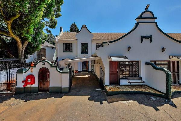 Discover a cozy 2-bedroom townhouse designed for easy living. The spacious lounge flows seamlessly into a well-equipped kitchen ...