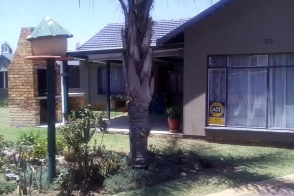 This cosy property in Van Dyk Park with flat offers:
Main property:
3 Bedrooms with built in cupboards
2 Bathrooms (main en suite)
1 ...