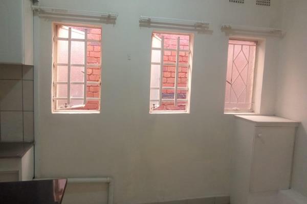 First floor Bachelor Flat to rent – windows to street
Available IMMEDIATE
Popular block ...