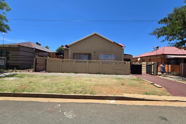 Well looked after family home situated in Coronationville, close to Rahima Moosa mom and children&#39;s hospital, Helen Joseph Hospital ...