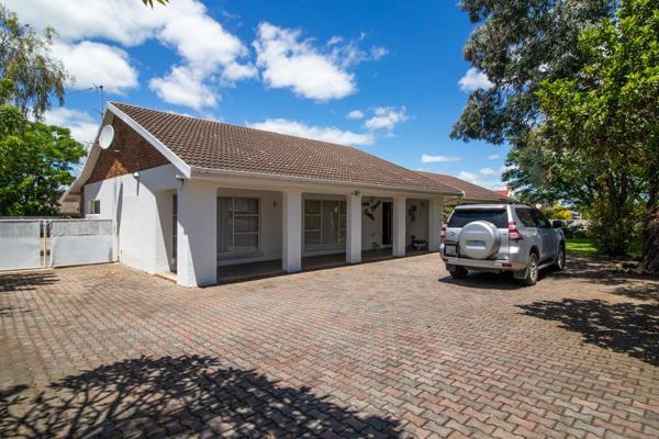 The house has two living areas, of which one is a sunken lounge, two dining room areas ...