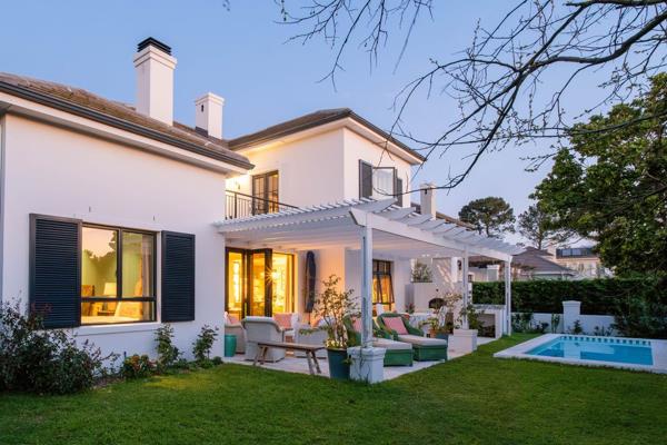 Exclusive joint mandate.  

Nestled in a tranquil cul-de-sac on the original side of Val de Vie Estate, this exquisite home offers a ...