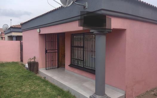 2 Bedroom House for sale in Tsakane Ext 11