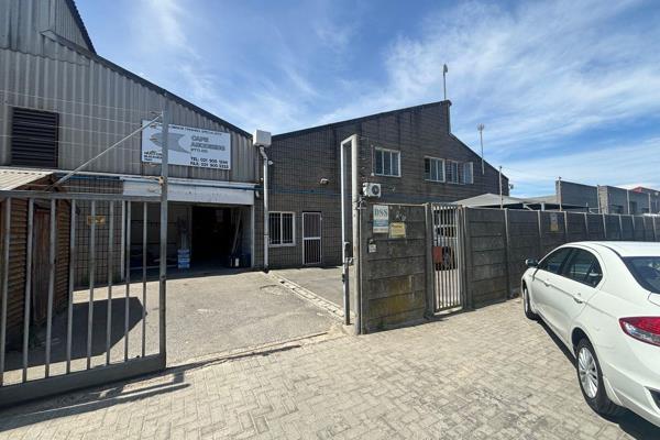 This expansive 1,500-square-meter warehouse, located in the thriving Blackheath Industrial area, is now available for sale. Designed to ...