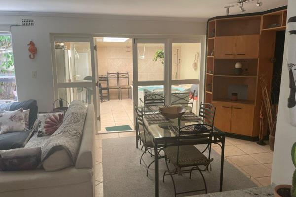 Spacious and Secure Lock Up 2 Bedroom Townhouse.

3 Anchor Bay/Green point apartment in a small complex in Green point main road.  ...