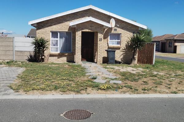 On entry the home presents a spacious open plan kitchen and lounge.
The kitchen fitted with built-in cupboards, under-counter oven ...