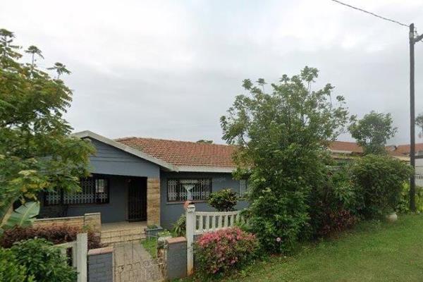 Rough Diamond up for Grabs situated in the upmarket suburb of Greenwood Park. 
   
Right address in safe and secure blue zone area. 3 ...