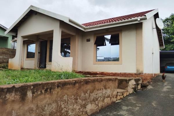 This 3 bedroom home with a lounge, dining room area, fitted kitchen, bathroom and toilet. It also has an outside building with 2 ...