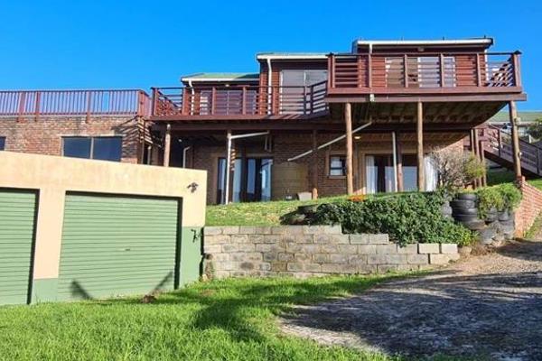 Sizwe Mlungwana Property presents this stunning holiday home, full of comfort and tranquility, facing the beach front for those epic ...