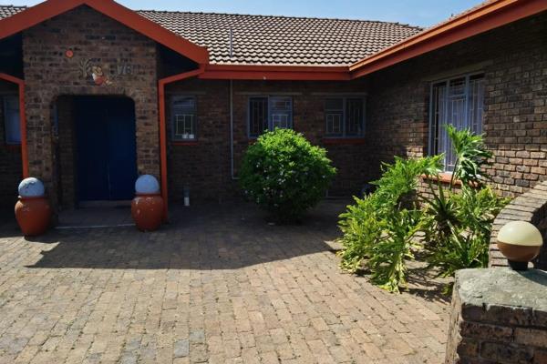 3-bedroom, 2-bathroom House
Spacious kitchen (separate laundry)
Dining, Lounge and TV ...