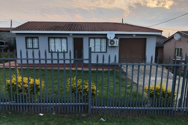 Sole Mandate !!!
Priced to sell !!!
Very neat and well maintained property in D section (Entokozweni)
Property consists of 
3 x ...