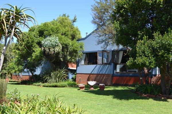 As neat as a pin...
This home comes complete with the following  :
* A large workshop
* Pizza oven
* Gas braai
* Bar
* 2 Built-in ...