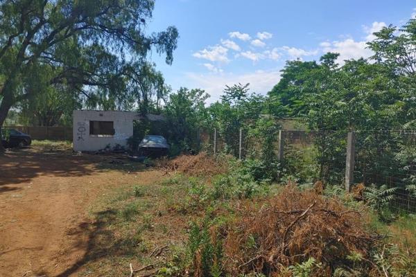 Vacant land available in Kookrus, Meyerton. 

No services

Borehole on stand but no pump

Dolomite test to be done

One side ...