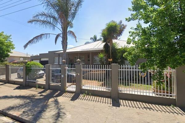 Lovely, but run-down old house urgently looking for a buyer who will appreciate its potential and restore it to its former glory. ...