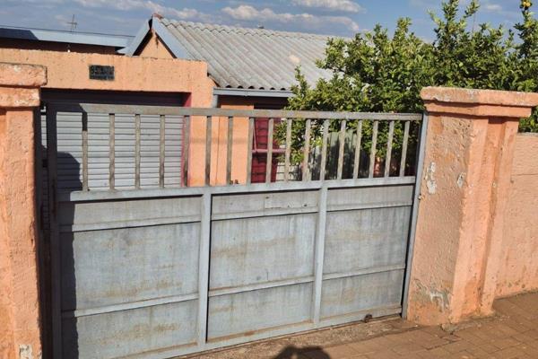 This beautiful one bedroom house in Chiawelo Soweto, has a big room with floor to ceiling wardrobes , toilet and bath, a fitted ...