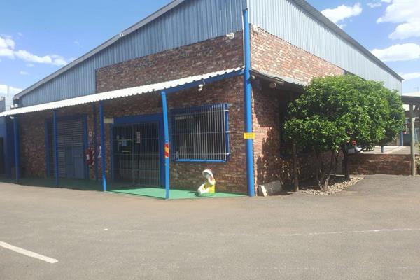 Location!! Location!! 

Industrial property suitable for workshops and storage.

Open paved area for heavy vehicle movements, truck ...