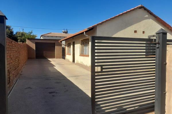 2 bedroom house for rent

Bathroom
Dining room 
Kitchen