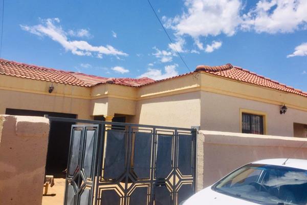 This charming house is located in the heart of Katlehong, just a short distance from Sam Ntuli Mall. It offers a comfortable living ...