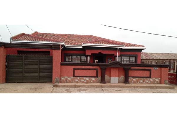 Discover your dream home in the heart of Sebokeng Zone 7 with this impeccable 3-bedroom, 2-bathroom house back on the market and ready ...