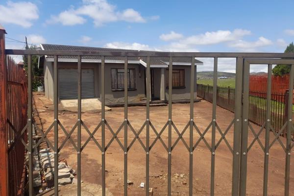 Exclusive sole mandate!!!
Bluegumbosch has a 2 bedroom starter house on offer.
Property is fenced with palisade, it offers 2 bedrooms ...