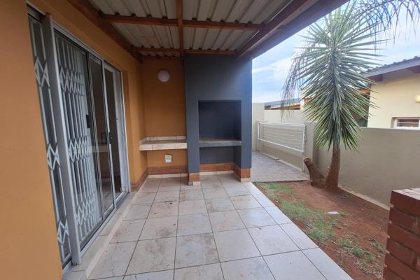 3 bedroom townhouse, 2 bathrooms with an open plan kitchen and lounge. This property also offer a singe garage with one parking, braai ...