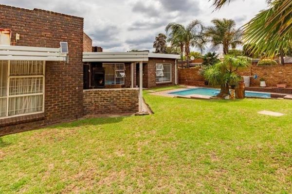 This property wit flat in Sunward Park offers:
3 Bedrooms with built in cupboards
2 Bathrooms (main en suite)
Kitchen
Lounge ...