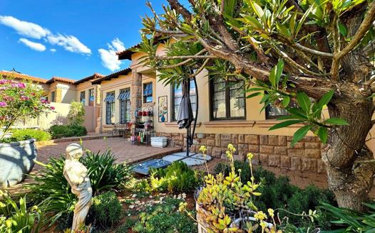 2 Bedroom Townhouse for sale in Dan Pienaar