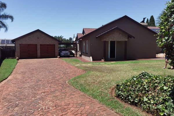 Find your home in this stunning Van riebeeck park property, it is in a pan handle stand out of Lorraine street, long drive to an ...